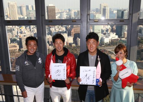 東京タワーからの街並みを背に撮影に臨む（左から）水野氏、立岡、岡本、福井仁美