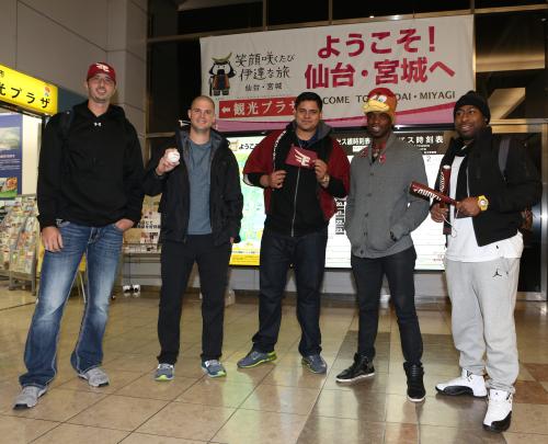 仙台空港に降り立った（左から）ミコライオ、ブリガム、アマダー、リズ、ウィーラー