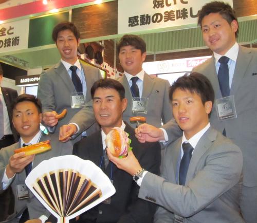 ニッポンハムグループの展示会に参加した日本ハムの新人たち。（前列左から）井口、田中２軍監督、平沼、（後列左から）吉田、横尾、田中