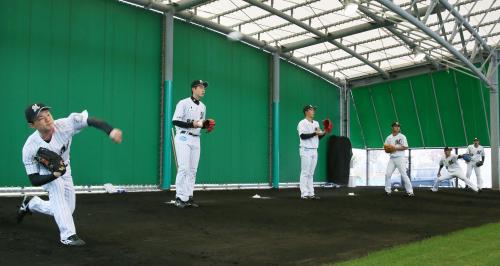 ブルペンで投球練習するロッテの新人６投手。左から成田、原、関谷、信楽、高野、東條