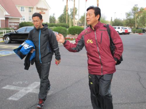 ホテルから徒歩でクラブハウスへ向かう日本ハム・栗山監督（右）