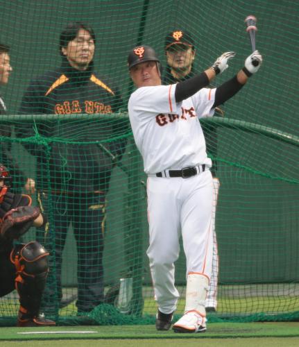 （奥左から）松井秀喜臨時コーチ、高橋監督が見守る中打撃練習する村田
