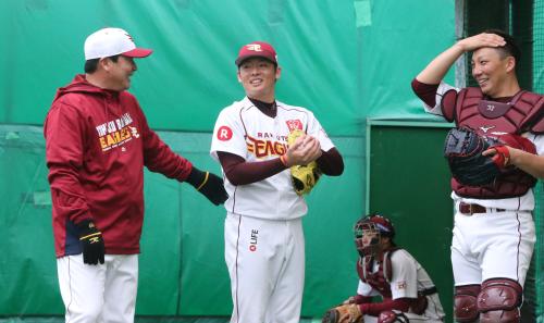 梨田監督（左）がブルペン投球を終えた松井裕（中央）、嶋と笑顔で言葉を交わす