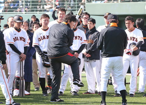 松井臨時コーチ（中央）はフリー打撃前に選手たちに打撃指導を行う
