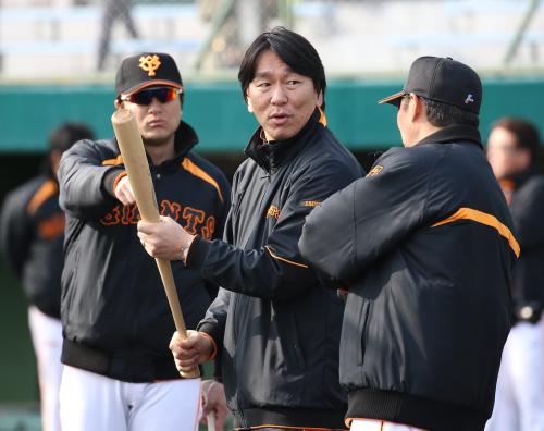 談笑する（左から）高橋監督、松井臨時コーチ、斎藤２軍監督