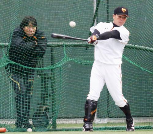 松井臨時コーチが見守る中、打撃練習する巨人・阿部