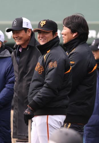 ６日に巨人宮崎キャンプを訪れた中畑清氏（左）とゲージ裏で談笑する高橋監督（中）と松井臨時コーチ