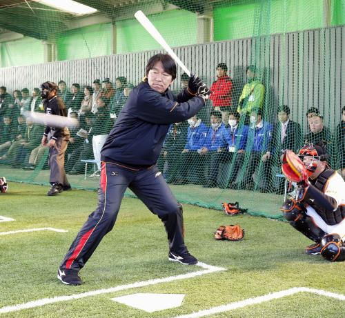 桜井の投球練習で、打席に入り球筋を見る巨人の松井臨時コーチ