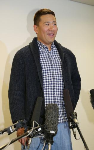 ニューヨークへの出発前に成田空港で報道陣の質問に答える田中