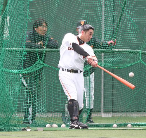 松井臨時コーチ（左）の視線を浴びながらフリー打撃を行う阿部