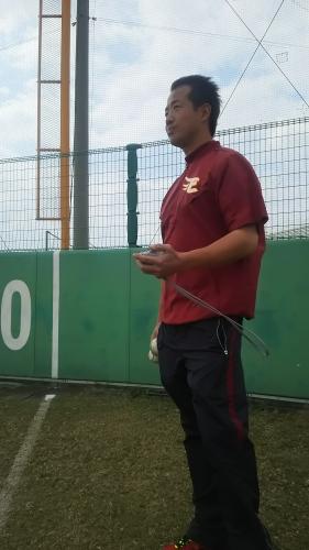 仙台沖縄・久米島キャンプで選手のランニングタイムを計測する楽天・秋田トレーナー