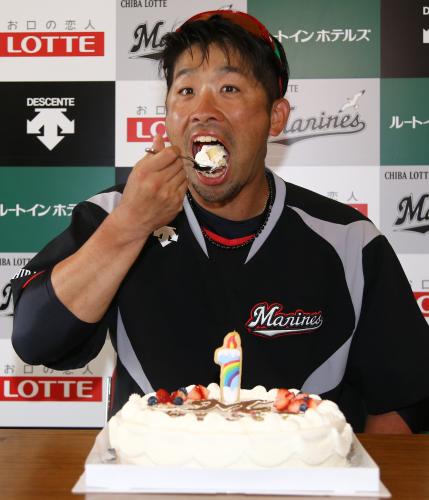 ３０歳の誕生ケーキをほおばる清田