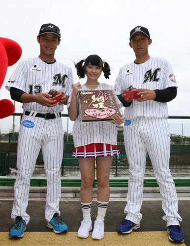 滝口ひかり（中央）からバレンタインチョコを渡され笑顔の平沢（左）と関谷