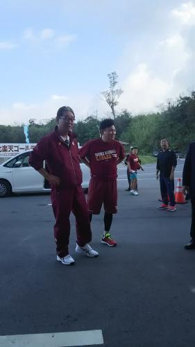 沖縄・金武町で練習を行っているチームを視察に訪れた楽天・三木谷会長（右）と星野副会長