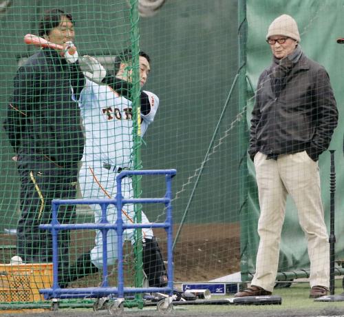 巨人・阿部の打撃練習を見る長嶋茂雄元監督（右）。左は松井臨時コーチ