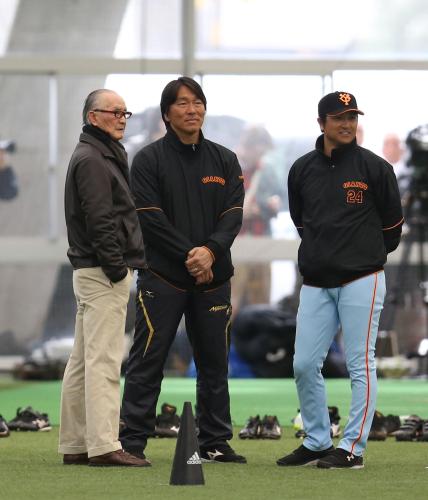 キャンプを訪れた長嶋終身名誉監督（左）は高橋監督（右）、松井臨時コーチと談笑する