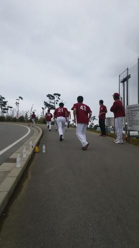 沖縄・金武町の球場近くの坂道でトレーニングを行う楽天投手陣