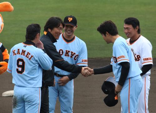 松井臨時コーチにあいさつに行く（左から）亀井、阿部、菅野、長野