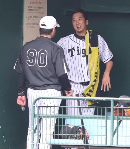 藤川は紅白戦の初回を無失点に抑え香田投手コーチ（左）と笑顔で話す