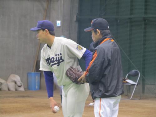 大学野球冬季特別トレーニングで鹿取氏（右）に指導を受ける明大の星
