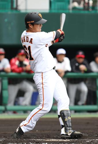 ＜巨人・韓国ＬＧ＞２回１死二塁、和田は適時打を放つ