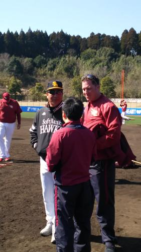 宮崎・アイビースタジアムを訪問し、ソフトバンク・佐藤投手コーチ（左）と談笑する楽天・ラズナー国際スカウト（右）