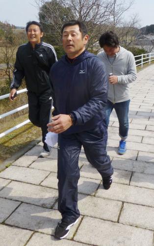 宿舎から練習場まで、約13キロを徒歩で移動する西武・田辺監督