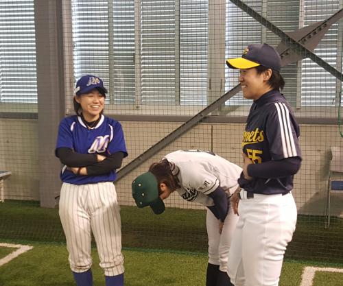 女子日本代表候補入りした金由起子（右）。吉田えり（左）、志村亜貴子（中）らと笑顔を見せる