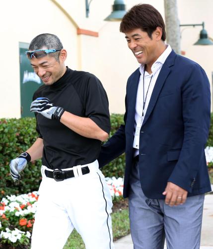 練習前、キャンプを訪問した日本代表の稲葉打撃コーチ（右）と談笑するマーリンズのイチロー