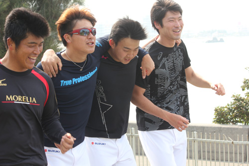 「全員走」で沖縄の海をバックに笑顔を見せる（左から）ドラフト４位・福、若松、同１位・小笠原、同２位・佐藤