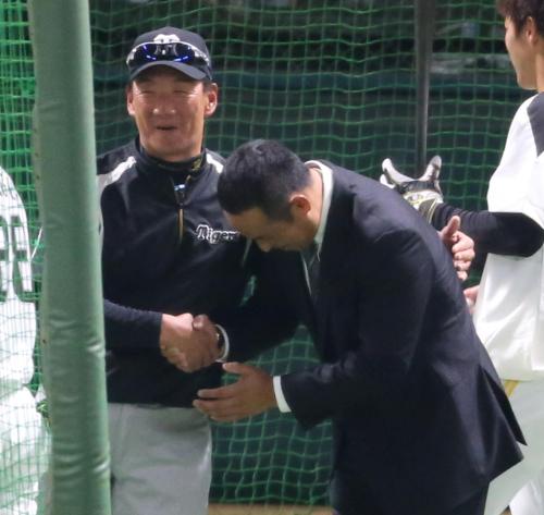 ＜ソ・神＞試合前、金本監督は引退した松中氏（右）と握手を交わす