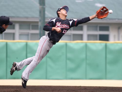 ＜西・ロ＞６回、平沢は大崎の打球にジャンプ、懸命にグラブを出すが届かず