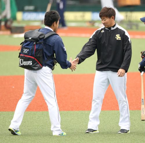 ＜西・ソ＞試合前、牧田（左）と握手を交わす松坂