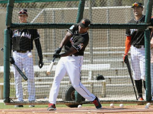 フリー打撃でスタントン（右）らと“本塁打競争”するマーリンズのボンズ打撃コーチ（中央）