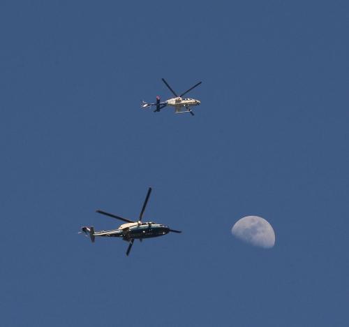 警視庁上空を飛ぶヘリコプター