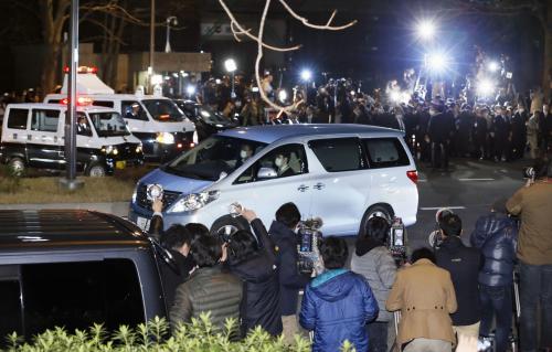 保釈された清原和博被告を乗せ警視庁を出る車。左奥は道路を封鎖する警察車両