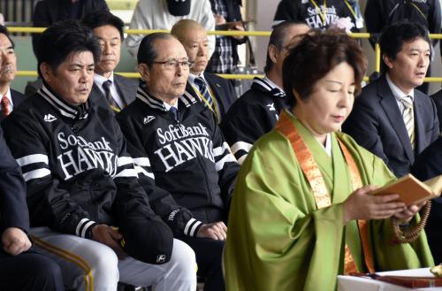 「鷹観音」で３年連続の日本一を祈願する（左から）ソフトバンクの工藤監督、王球団会長ら