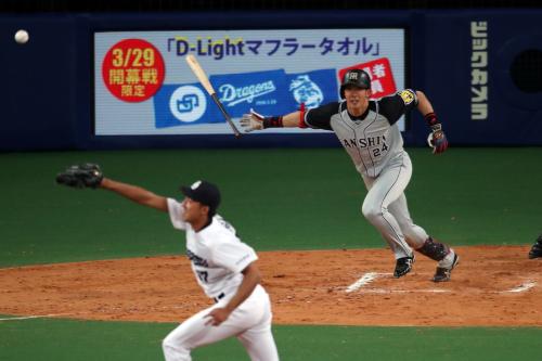 ＜中・神＞７回無死一塁、横田は投手強襲の内野安打を放つ。投手・小川