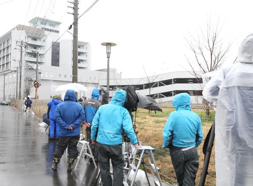 清原被告が入院する病院には雨の中早朝から多くの報道陣が集まった