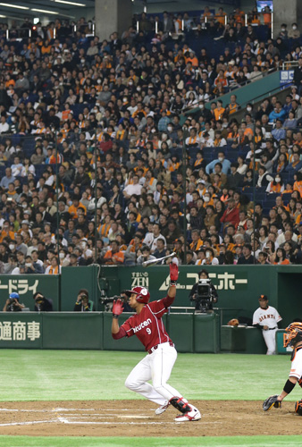 ＜巨・楽＞８回２死二塁、東京ドーム初見参のオコエは山口から左前適時打を放つ
