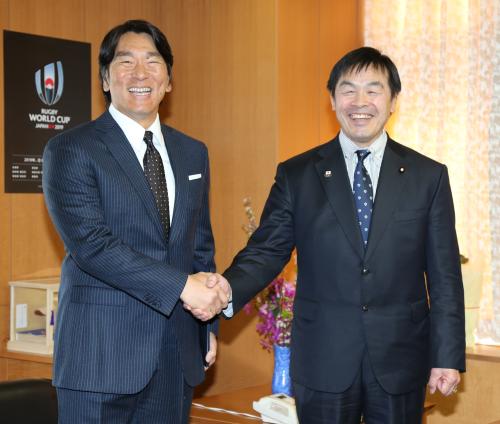 親善大使就任式で馳浩文科相（右）とと笑顔で握手を交わす松井秀喜氏