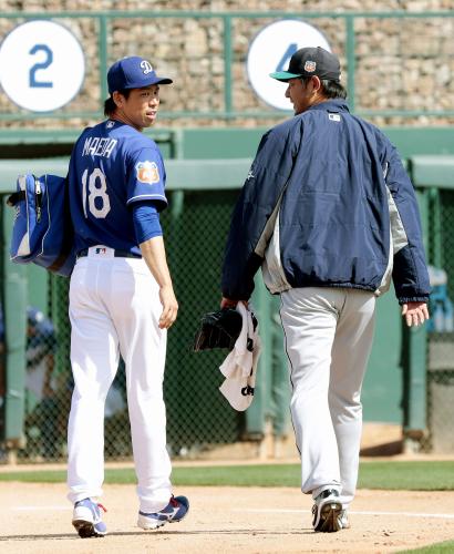 降板後、話しながら引き揚げるドジャース・前田健太投手（左）とマリナーズ・岩隈久志投手