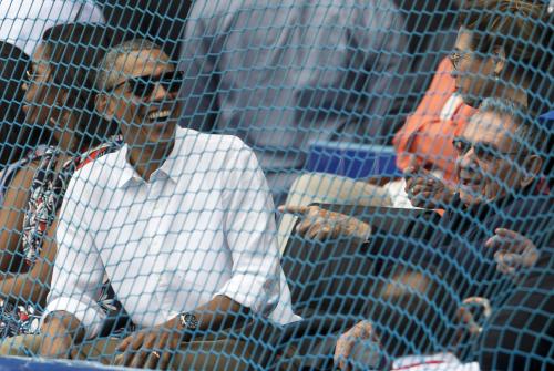 ＜キューバ代表・レイズ＞バックネット裏で並んで観戦するオバマ大統領（左）とカストロ議長（ＡＰ）