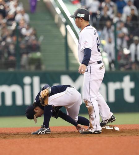 ＜西・オ＞４回２死満塁、山川の遊ゴロで中島からの送球を捕逸する二塁手・西野