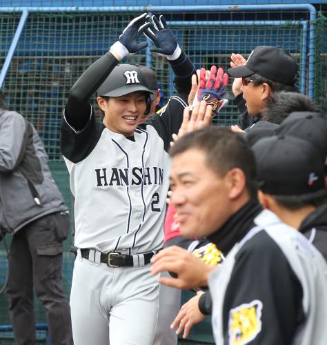 ７回表２死、阪神の代打・北條はプロ初安打初本塁打を放ち、出迎えるナインと笑顔でハイタッチ