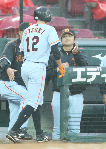 ＜広・巨＞延長１２回１死一塁、高橋監督は立岡の二塁打で生還した鈴木尚（左）を出迎える