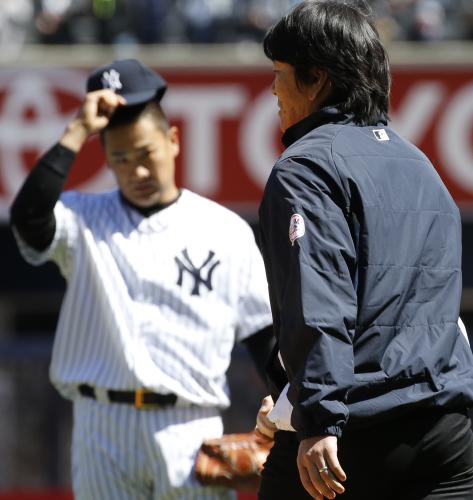 始球式を行った松井秀喜氏（右）に帽子を取ってあいさつするヤンキースの田中（ＡＰ）