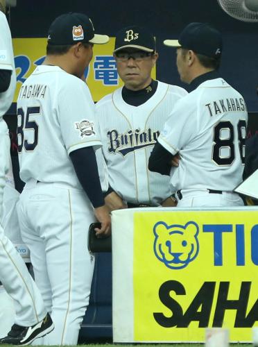 ＜オ・日＞この日も本塁打なし、北川打撃コーチ（左）、高橋コーチと厳しい表情の福良監督