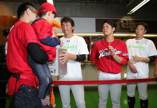 ＜巨・広＞試合前、熊本地震の募金活動を行う（左から）長野、小窪、鈴木尚