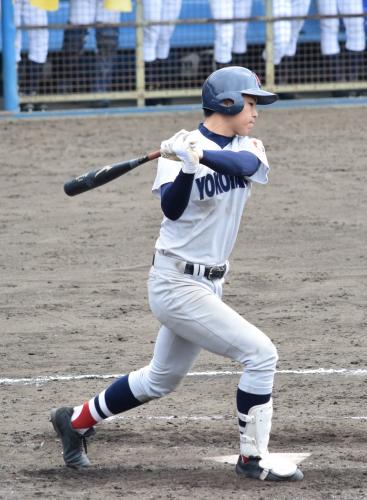 １６日のデビュー戦で本塁打を放った横浜・長南